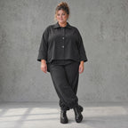Schwarze Jeansjacke mit Stretch Hemdkragen Knopfleiste Seitentaschen und gerundetem Saum