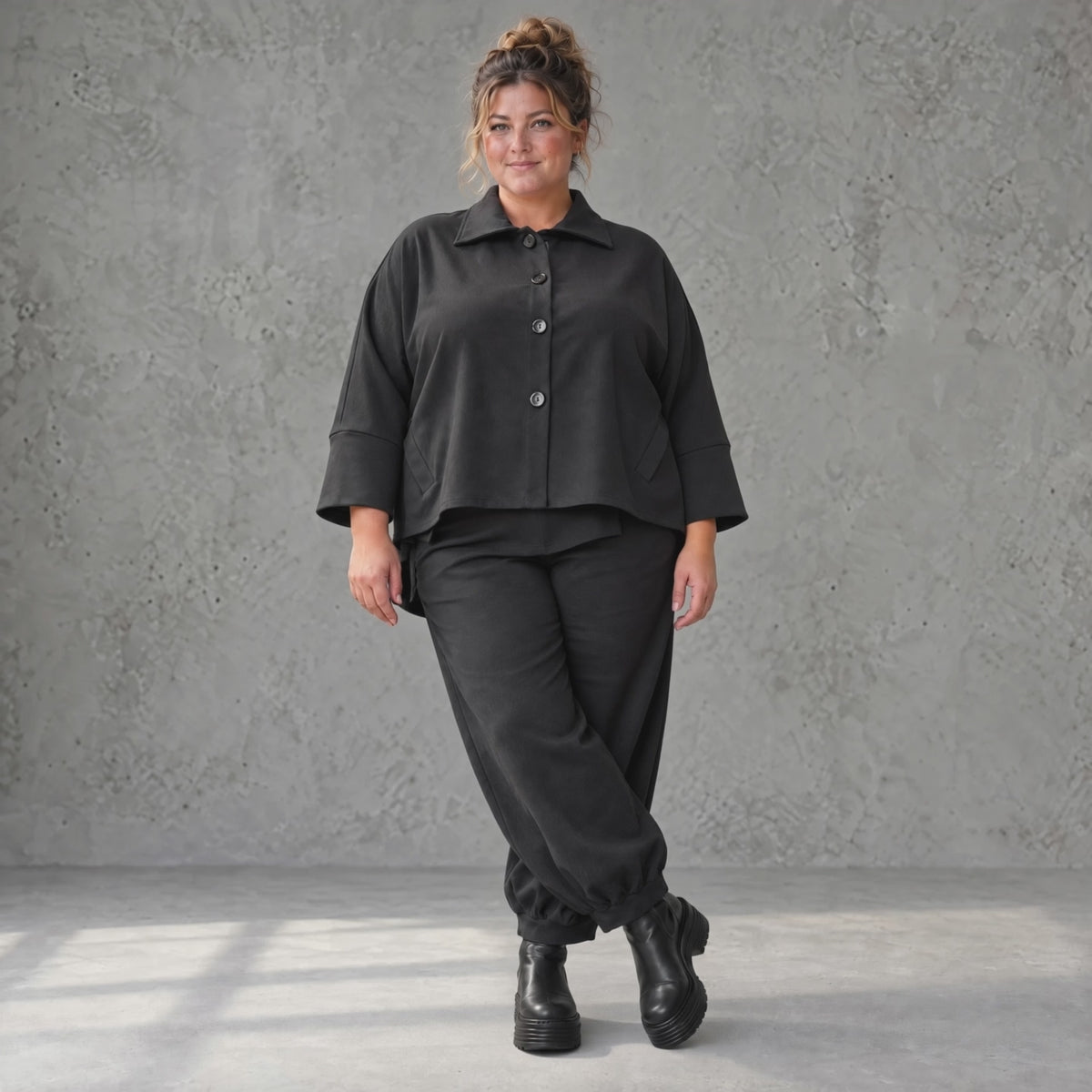 Schwarze Jeansjacke mit Stretch Hemdkragen Knopfleiste Seitentaschen und gerundetem Saum