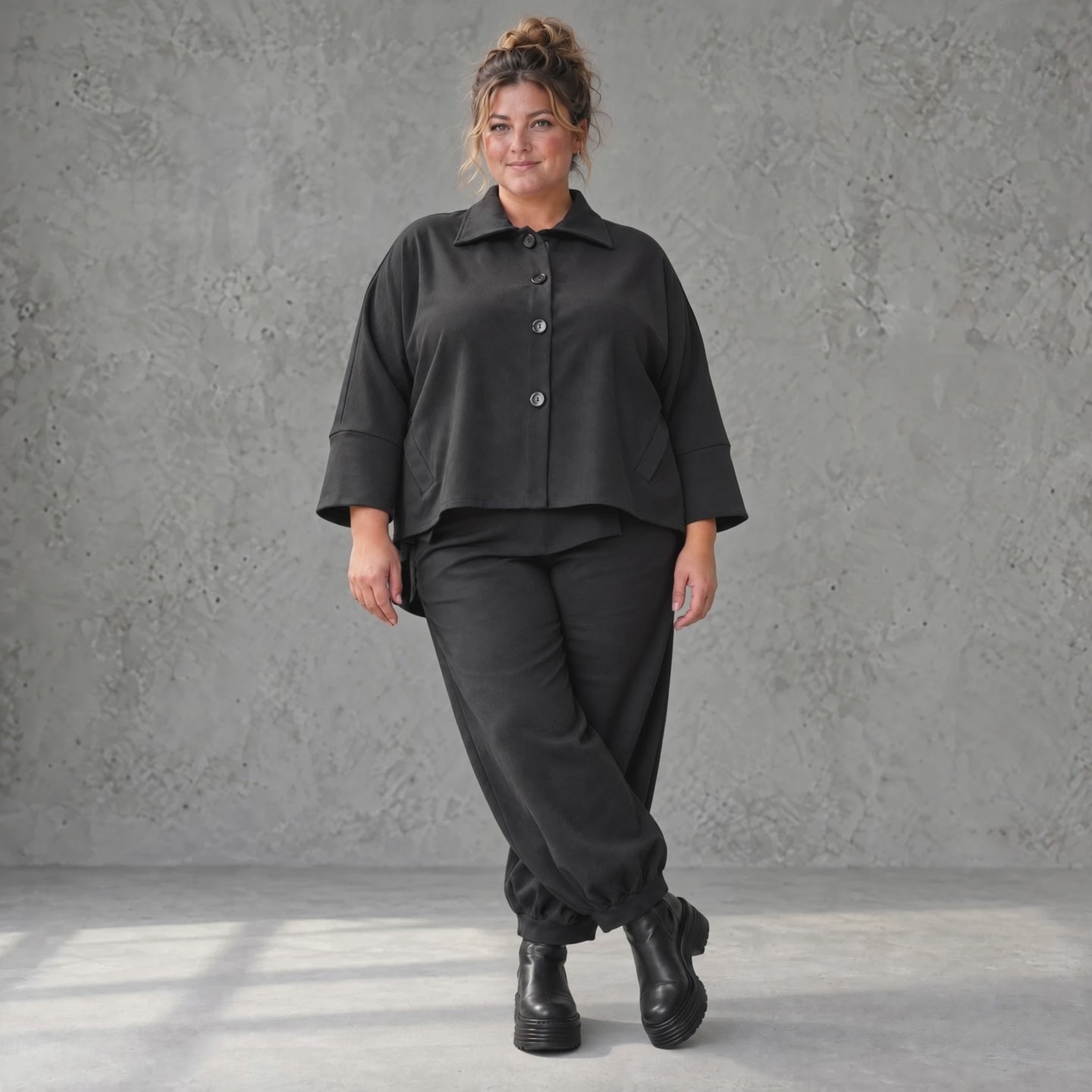 Schwarze Jeansjacke mit Stretch Hemdkragen Knopfleiste Seitentaschen und gerundetem Saum