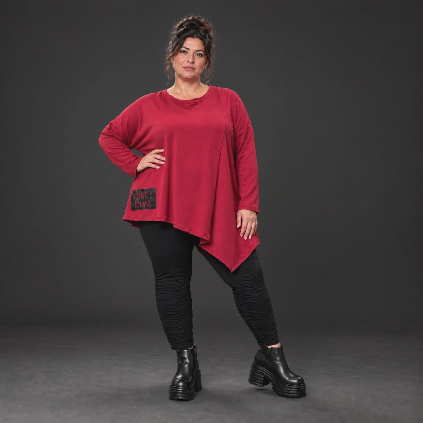 Rotes Langarmshirt mit asymmetrischem Zipfelsaum aus weichem Stretchjersey aus Italien