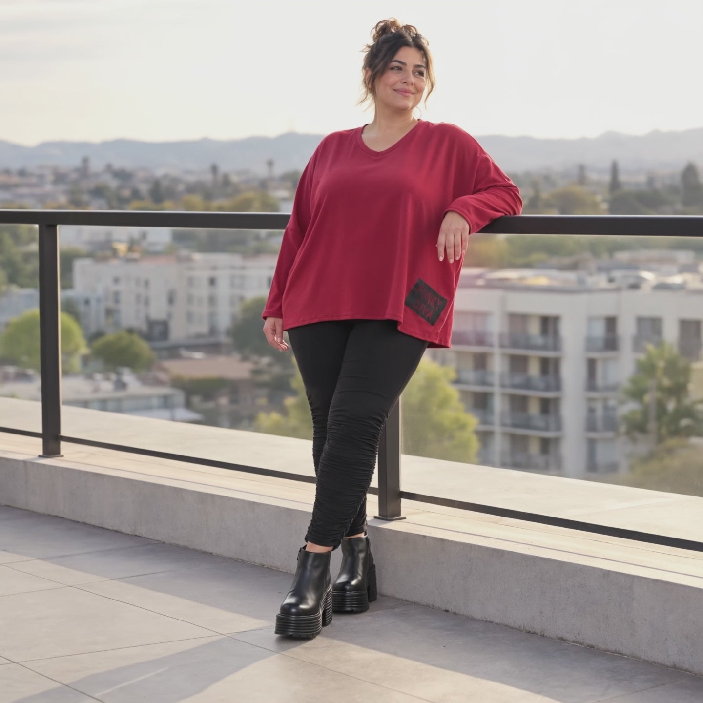 Rotes Langarmshirt aus weichem Stretchjersey mit V-Ausschnitt und kastiger Passform