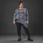 Asymmetrisches Feinstrickshirt in Marineblau/Grau mit Zipfelsaum und Rundhalsausschnitt