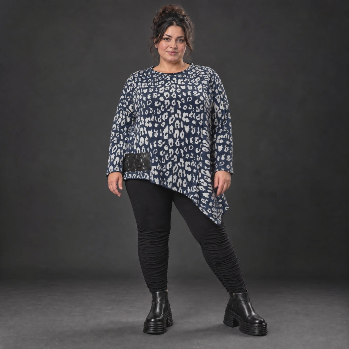 Asymmetrisches Feinstrickshirt in Marineblau/Grau mit Zipfelsaum und Rundhalsausschnitt