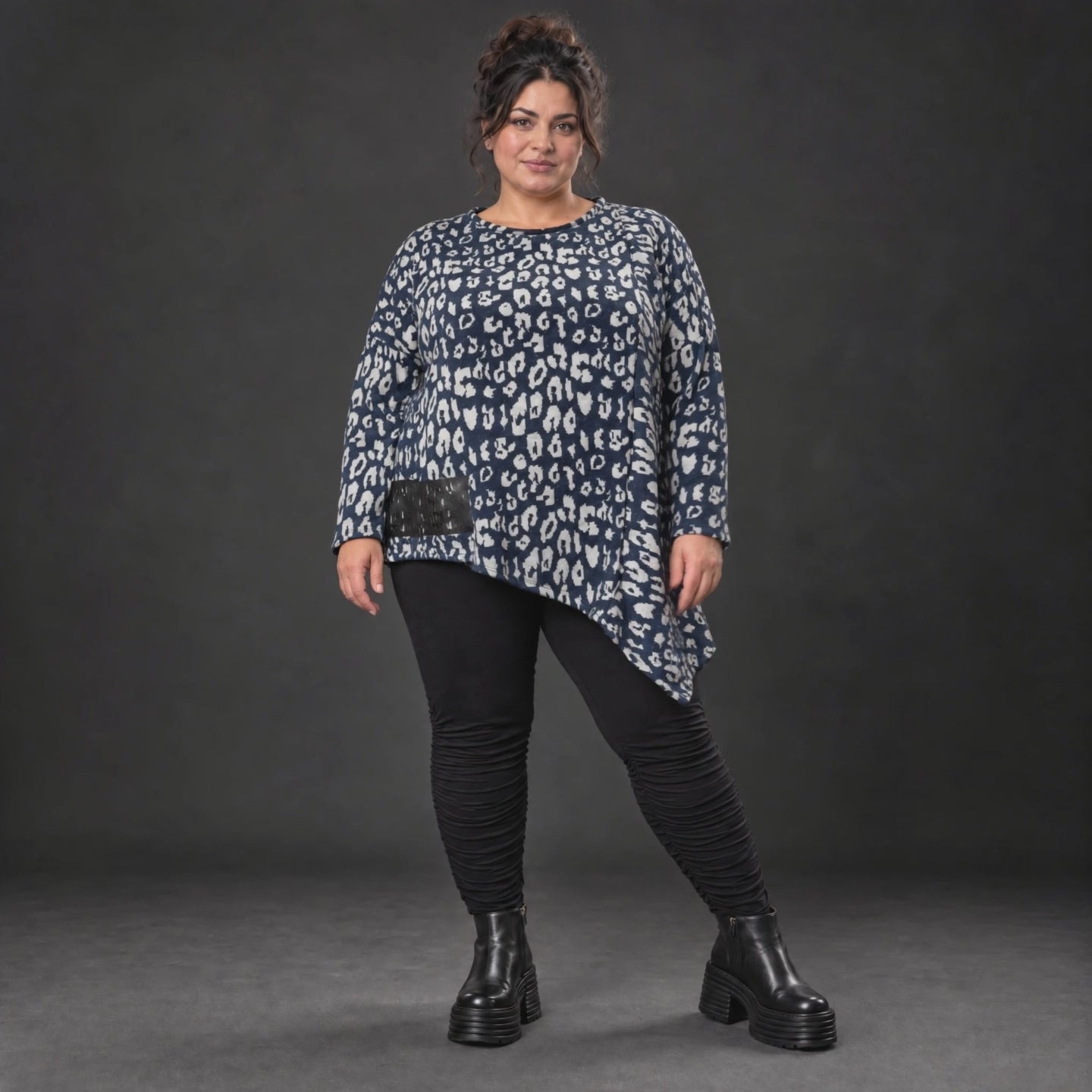 Asymmetrisches Feinstrickshirt in Marineblau/Grau mit Zipfelsaum und Rundhalsausschnitt