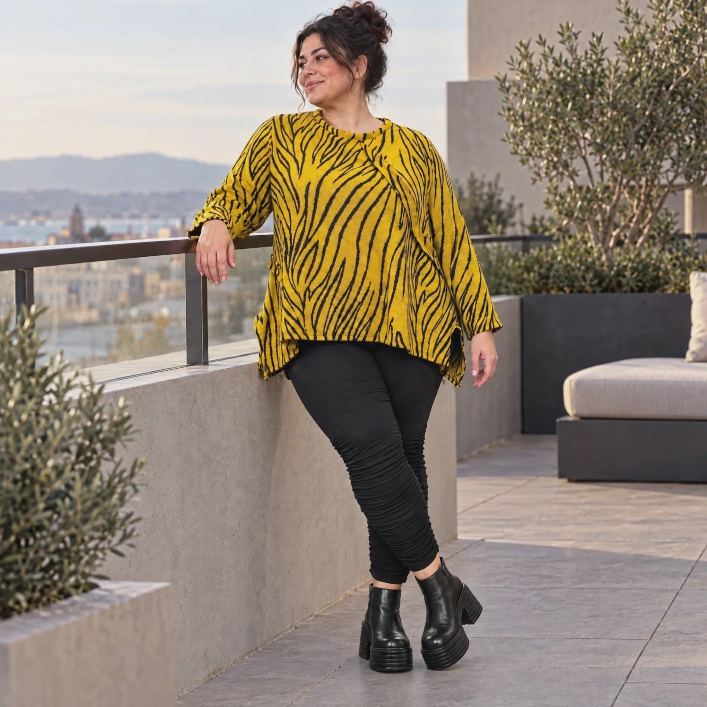 Kuscheliges Langarmshirt aus flauschigem Feinstrick in A-Linie mit Gelb/Schwarz Muster