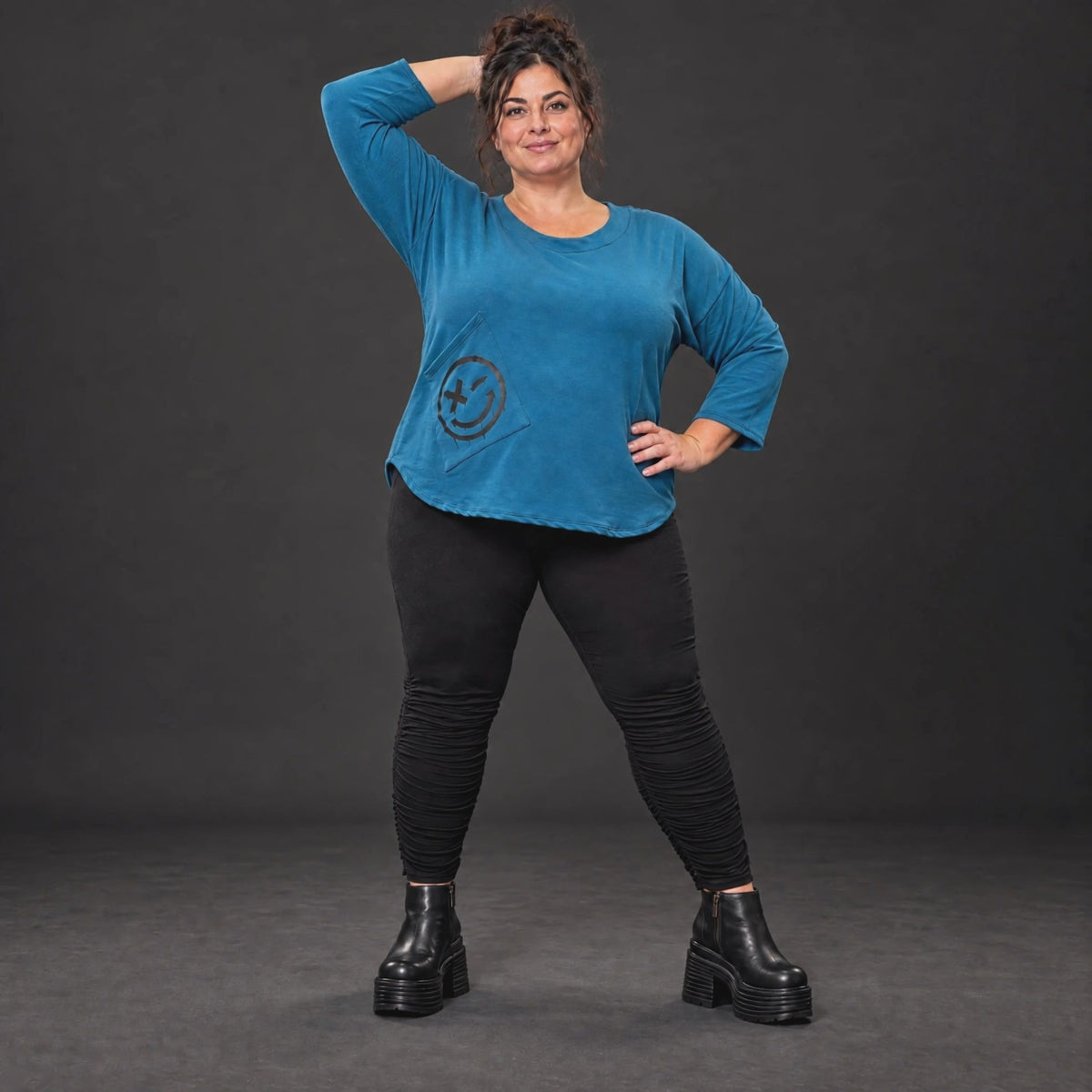 Basic Shirt in Blau aus weichem Stretchjersey mit gerundeter Schnittform und 7/8-Arm
