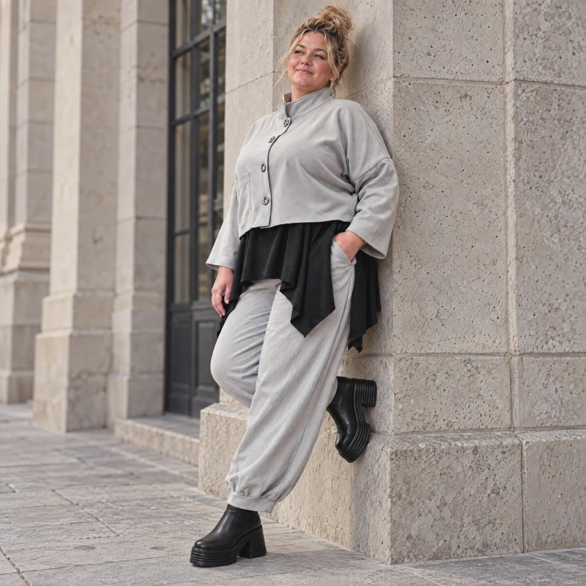 Graue Jeansjacke aus Stretchdenim mit Stehkragen Knopfverschluss und aufgesetzten Taschen