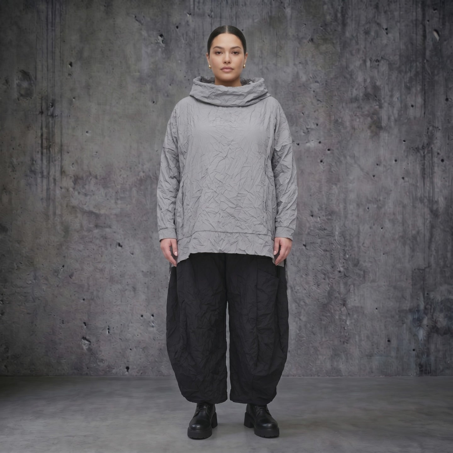 Oversize Crash Shirt mit Rollkragen aus Popeline Sommer Look von AKH Premium bei Modeare entdecken und stilvoll kombinieren