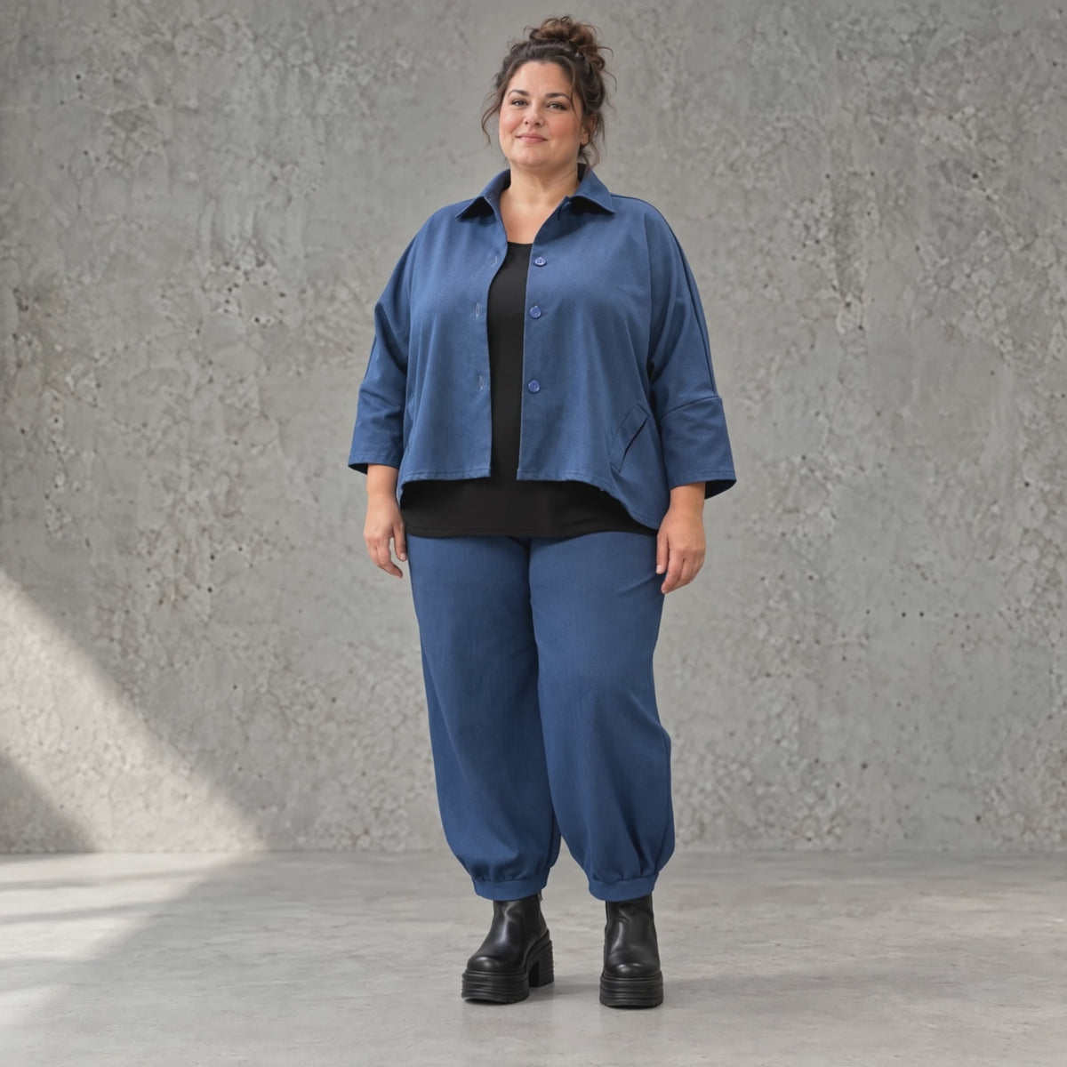 Ballonhose aus Stretchdenim mit Schlupfbund Seitentaschen und lässiger Ballonform