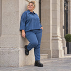 Karottenhose aus jeansblauem Stretchdenim mit Dehnbund in weicher Baumwollqualität