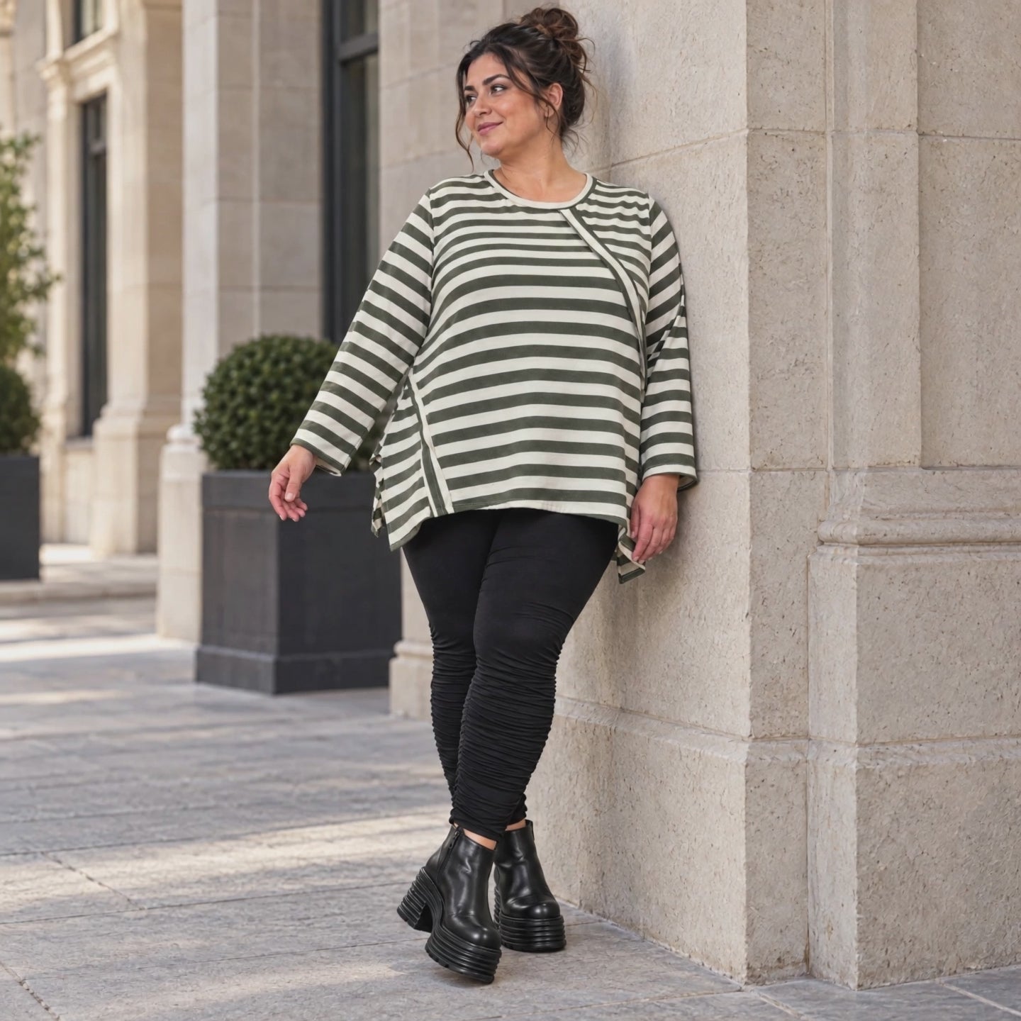 Langarmshirt in Creme/Dunkelgrün mit A-Linie aus warmem Stretchjersey und Faltennahtmuster