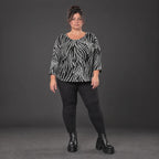 Kuscheliges Strickshirt in Schwarz/Weiß aus weichem Flauschgarn mit gerundeter Schnittform