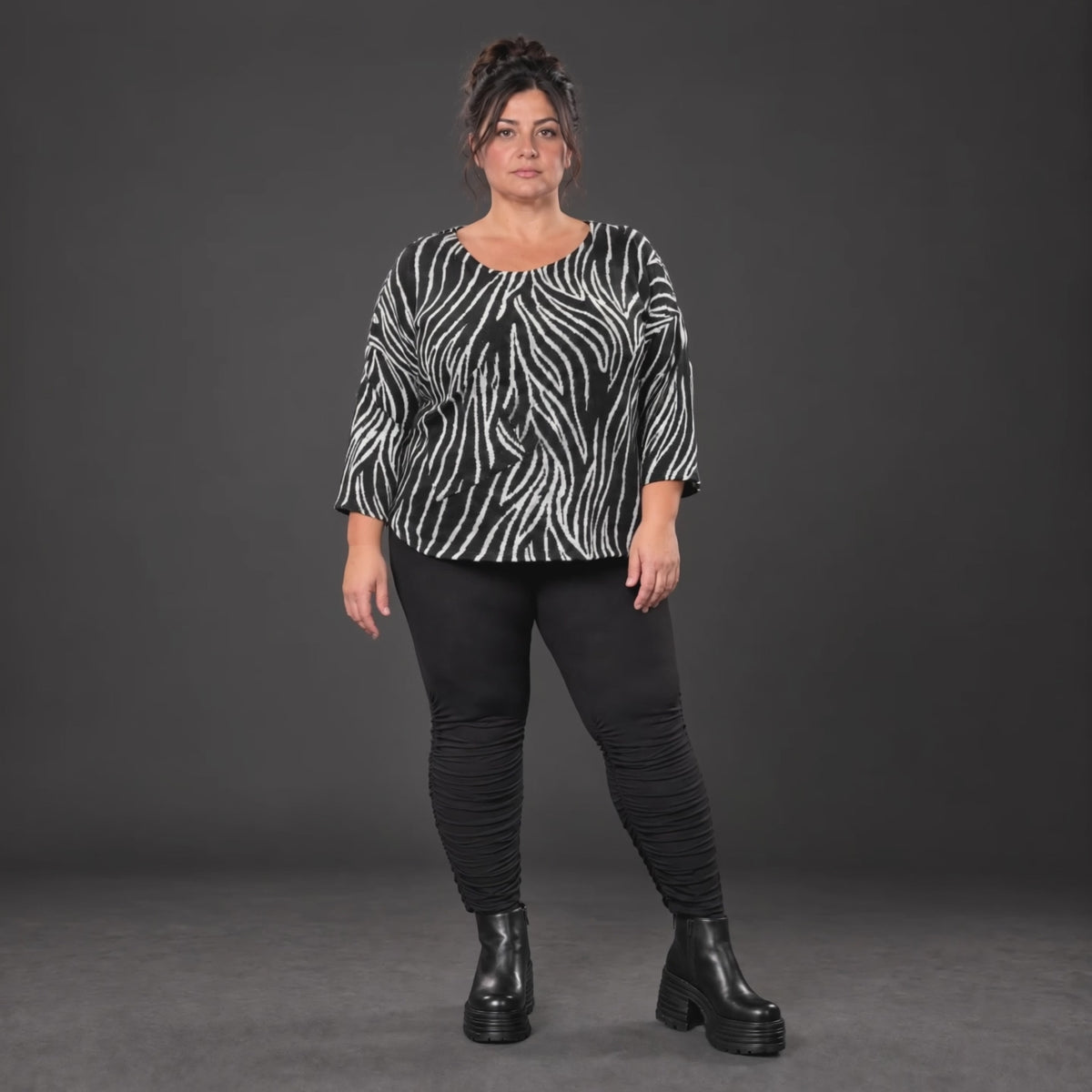 Kuscheliges Strickshirt in Schwarz/Weiß aus weichem Flauschgarn mit gerundeter Schnittform
