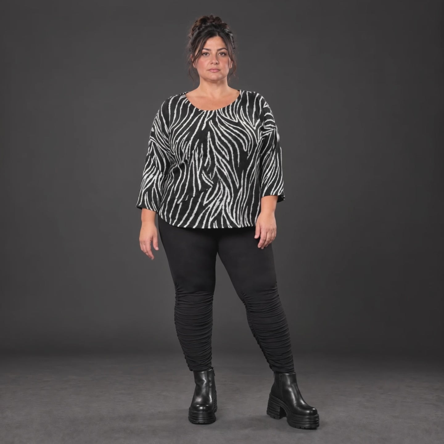 Kuscheliges Strickshirt in Schwarz/Weiß aus weichem Flauschgarn mit gerundeter Schnittform
