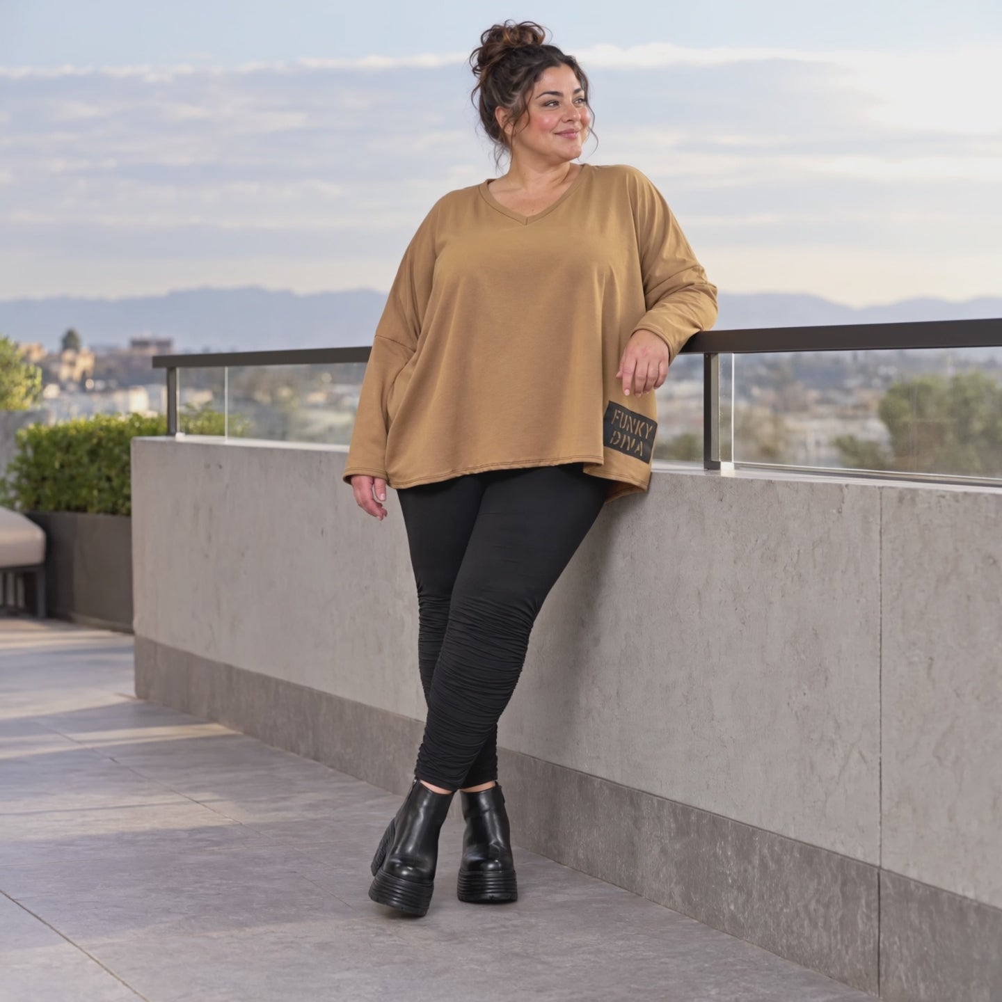Langarmshirt in Camel aus weichem Stretchjersey mit V-Ausschnitt und kastiger Silhouette