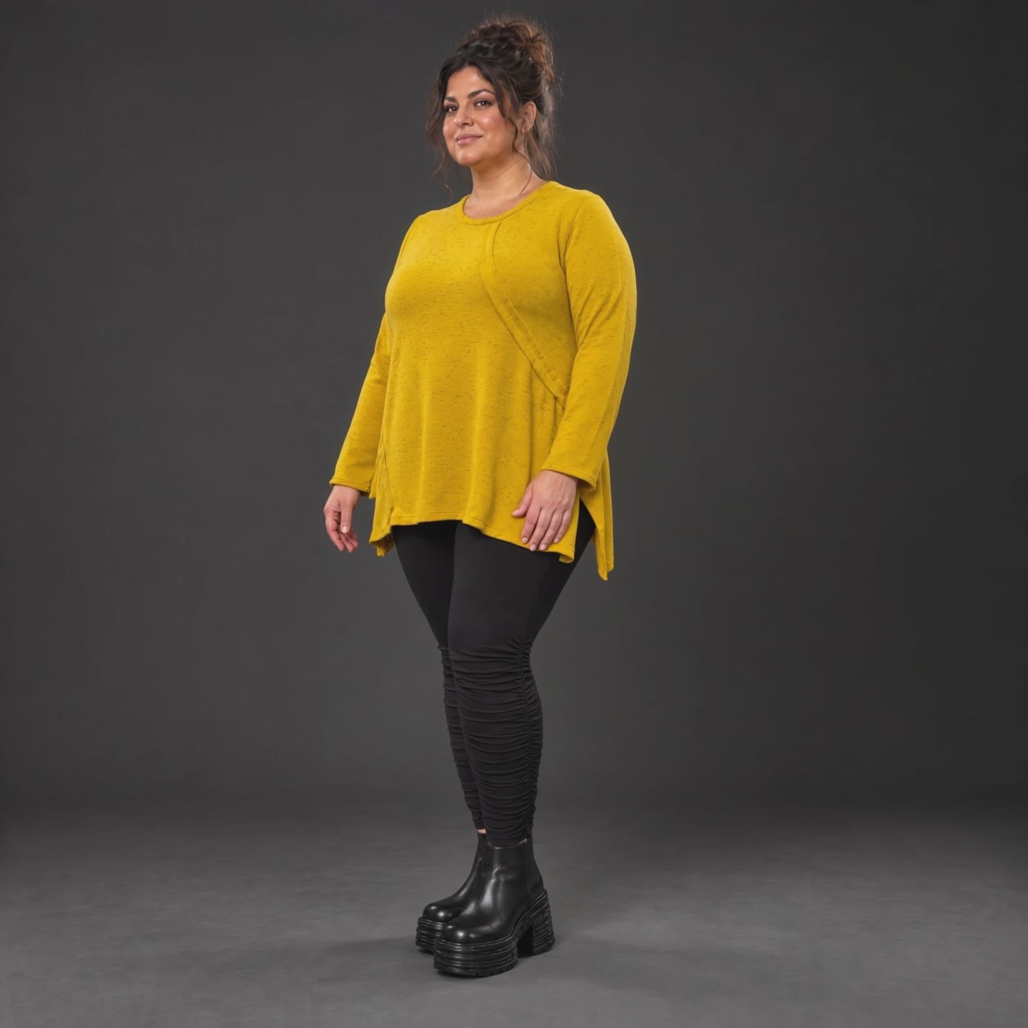 Gelbes Feinstrickshirt in A-Linie mit Reißverschluss am Ausschnitt und flauschigem Garn