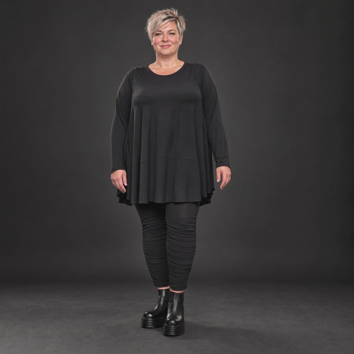 Basic Langarmshirt in Schwarz aus weichem Modal mit Stretch und praktischen Seitentaschen