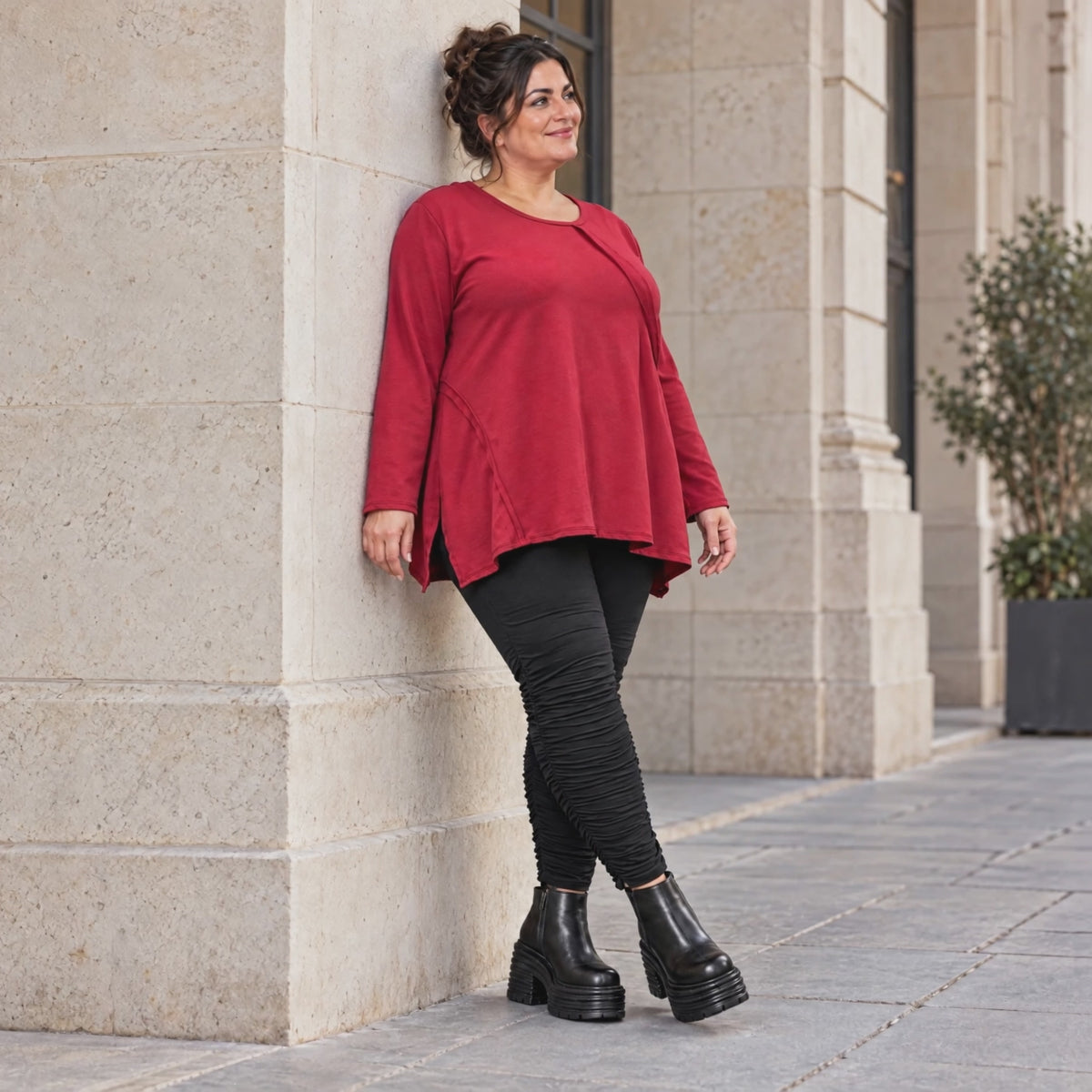 Rotes Langarmshirt mit fließender A-Linie aus weichem Stretchjersey gefertigt in Italien