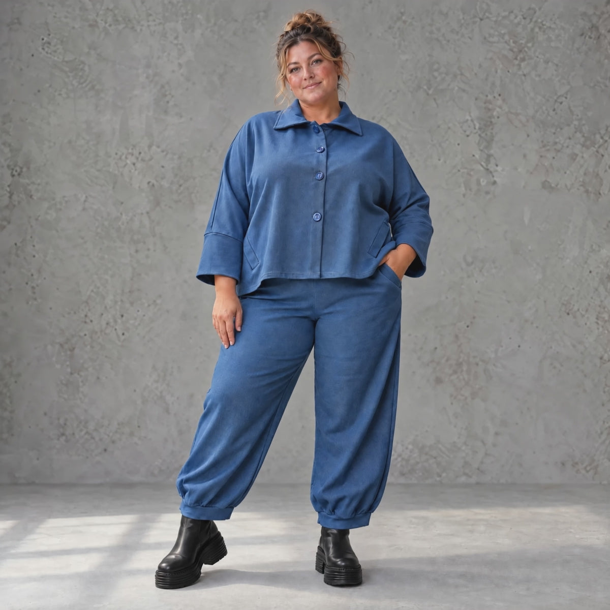 Jeansjacke aus blauem Stretchdenim im femininen Vokuhilaschnitt vorne kurz hinten lang