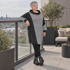 Gestreiftes Winterkleid aus Stretchjersey in Schwarz/Weiß/Pink mit Rollkragen und Kapuze