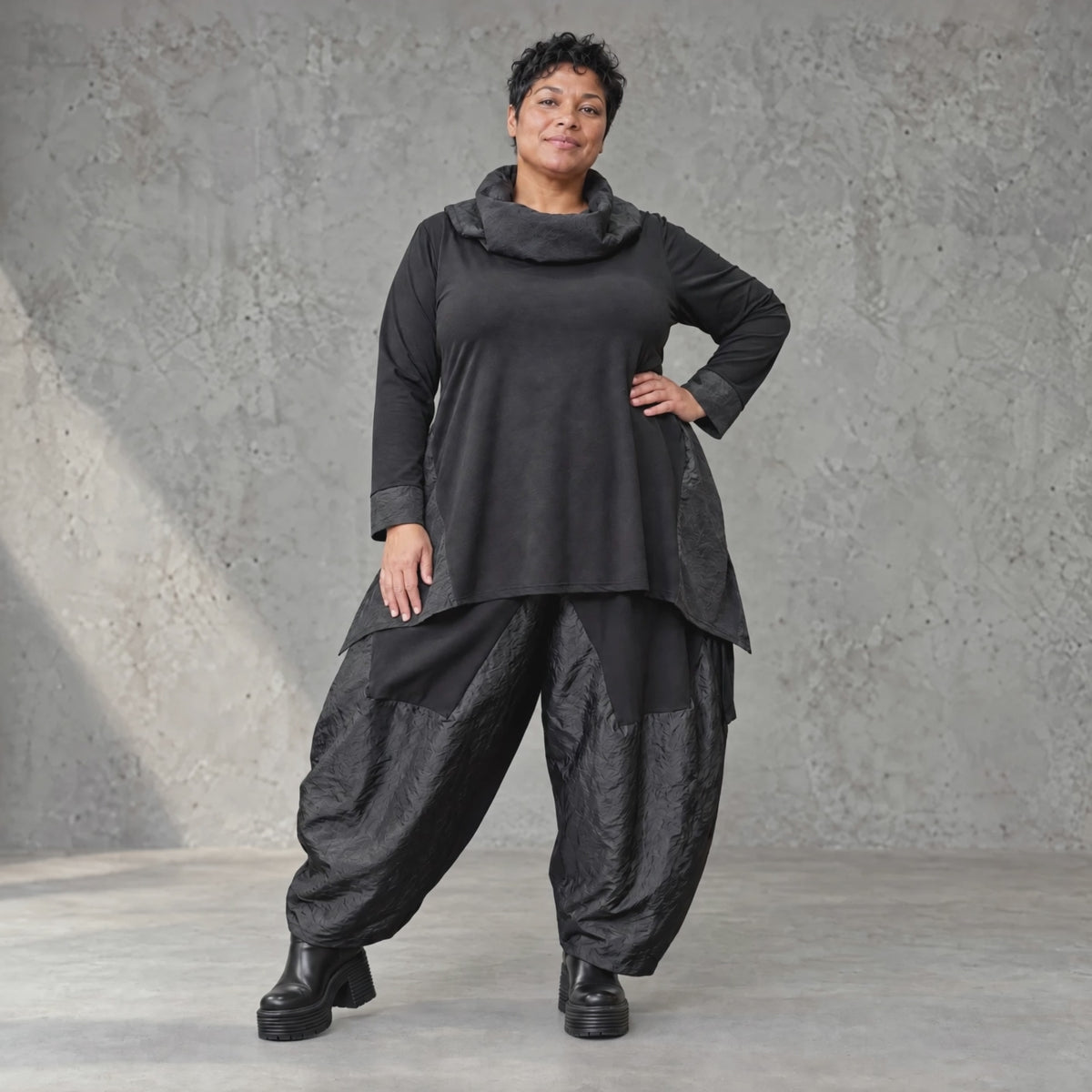 Weite Tiefschritt-Ballonhose mit Taftdetails und Stretchbund in Schwarz