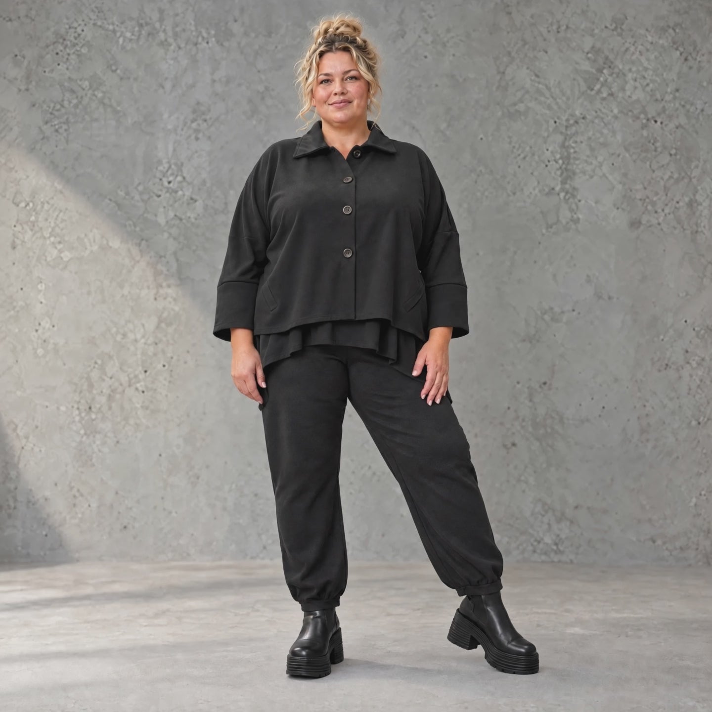Schwarze Karottenhose aus Stretchdenim mit Elastikbund und Seitentaschen weich bequem