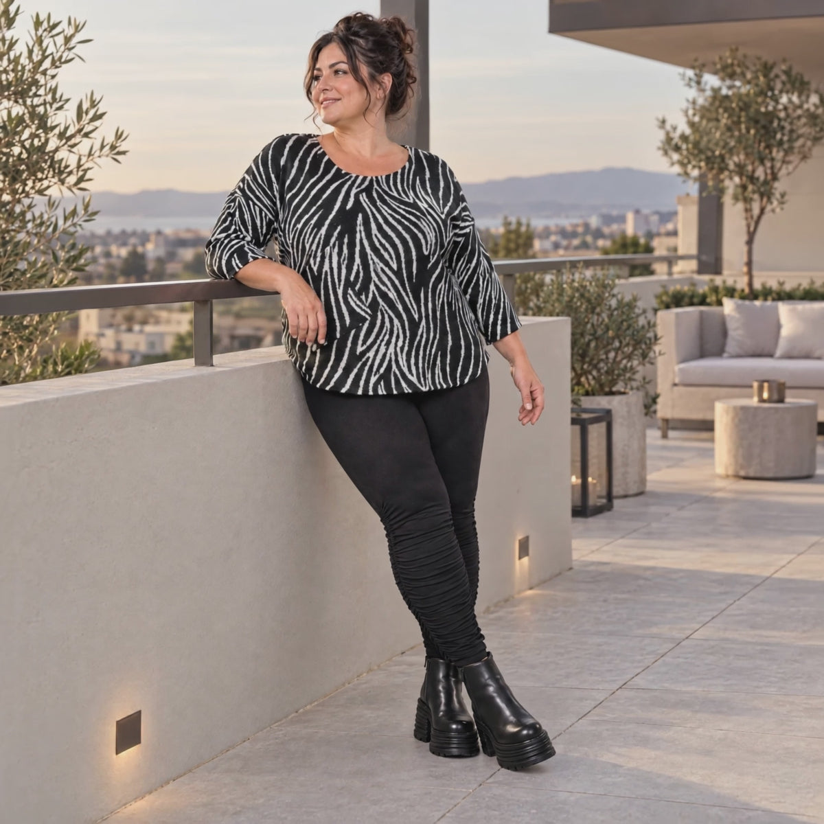 Kuscheliges Strickshirt in Schwarz/Weiß aus weichem Flauschgarn mit gerundeter Schnittform