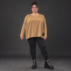 Langarmshirt in Camel aus weichem Stretchjersey mit V-Ausschnitt und kastiger Silhouette