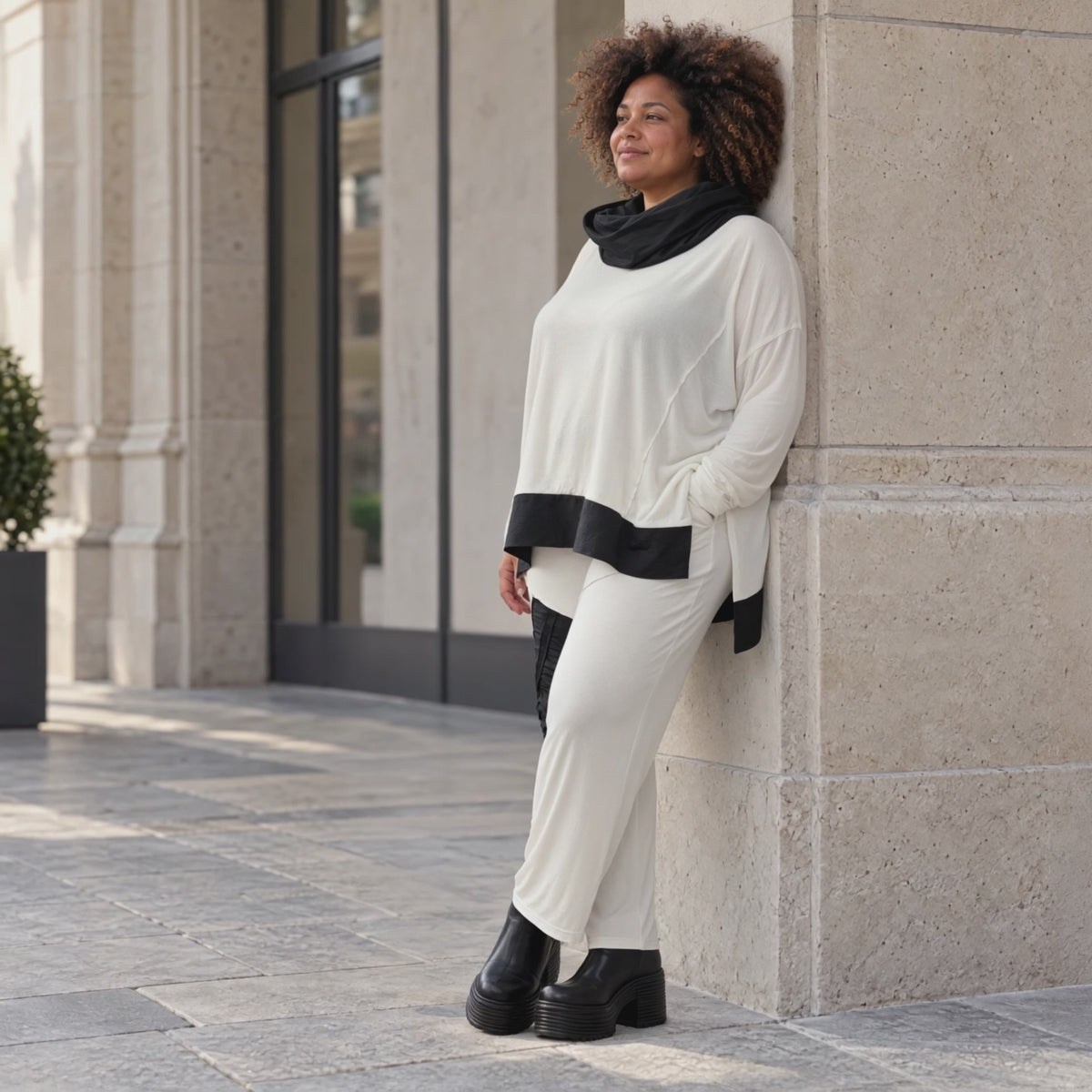 Rollkragenshirt aus fließendem Jersey mit Stretch Vokuhilaform mit seitlichen Schlitzen