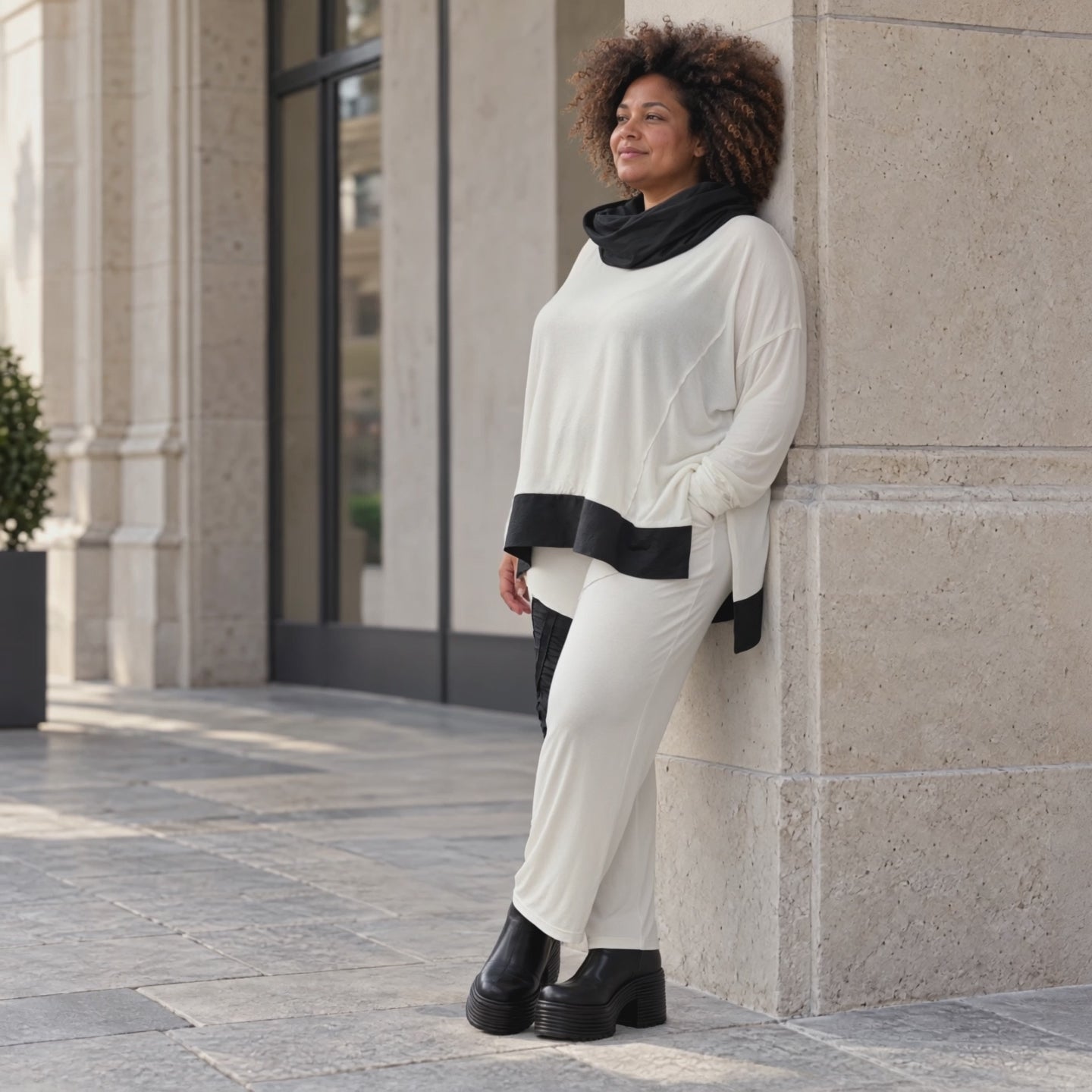 Rollkragenshirt aus fließendem Jersey mit Stretch Vokuhilaform mit seitlichen Schlitzen