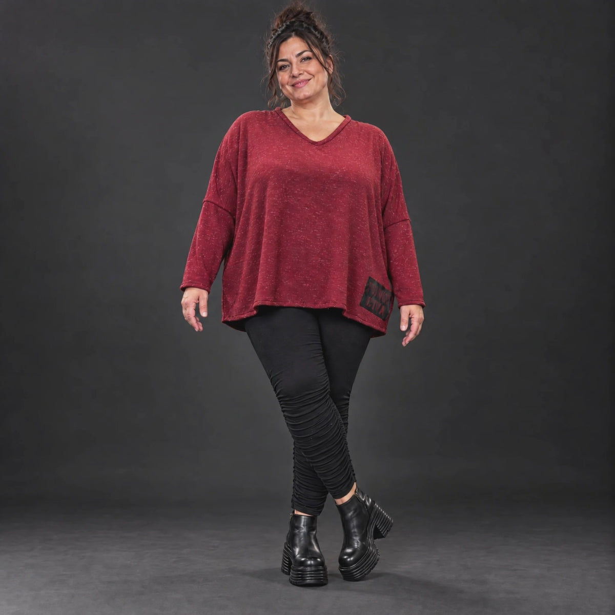 Kuscheliges Feinstrickshirt in Rot/Weiß mit V-Ausschnitt und kastiger Form für Wintertage