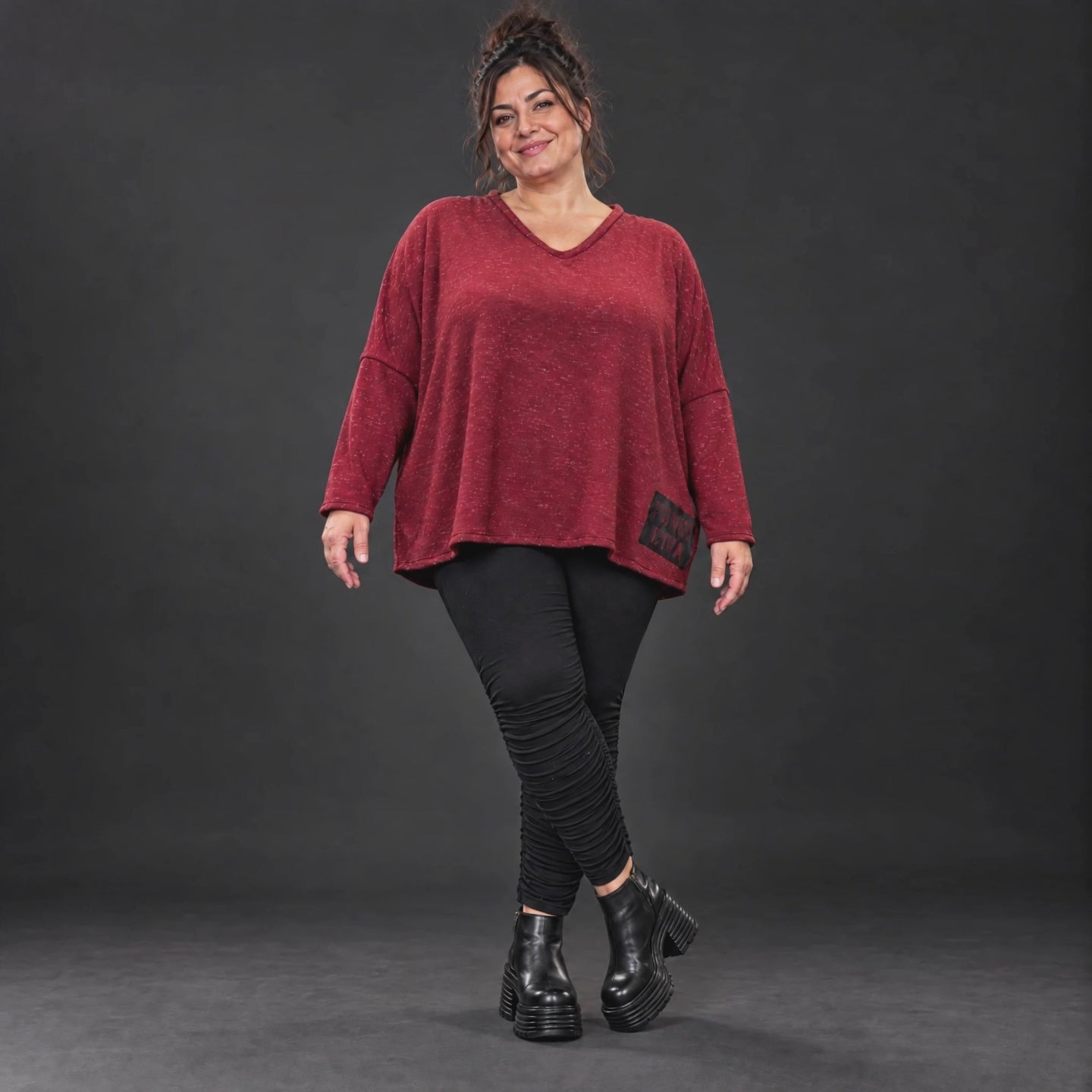 Kuscheliges Feinstrickshirt in Rot/Weiß mit V-Ausschnitt und kastiger Form für Wintertage