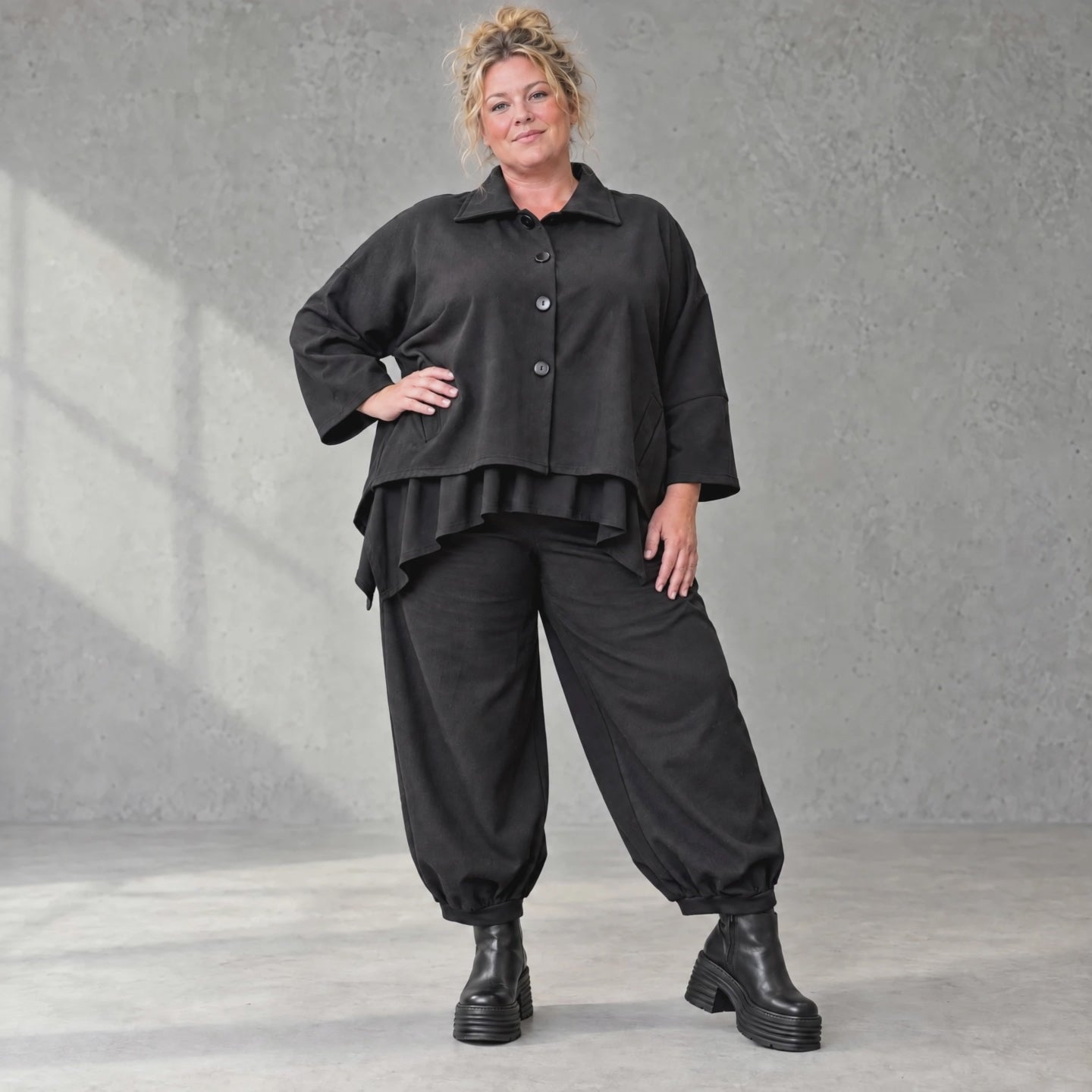 Schwarze Denimballonhose mit Stretch und bequemem Schlupfbund in weiter Passform