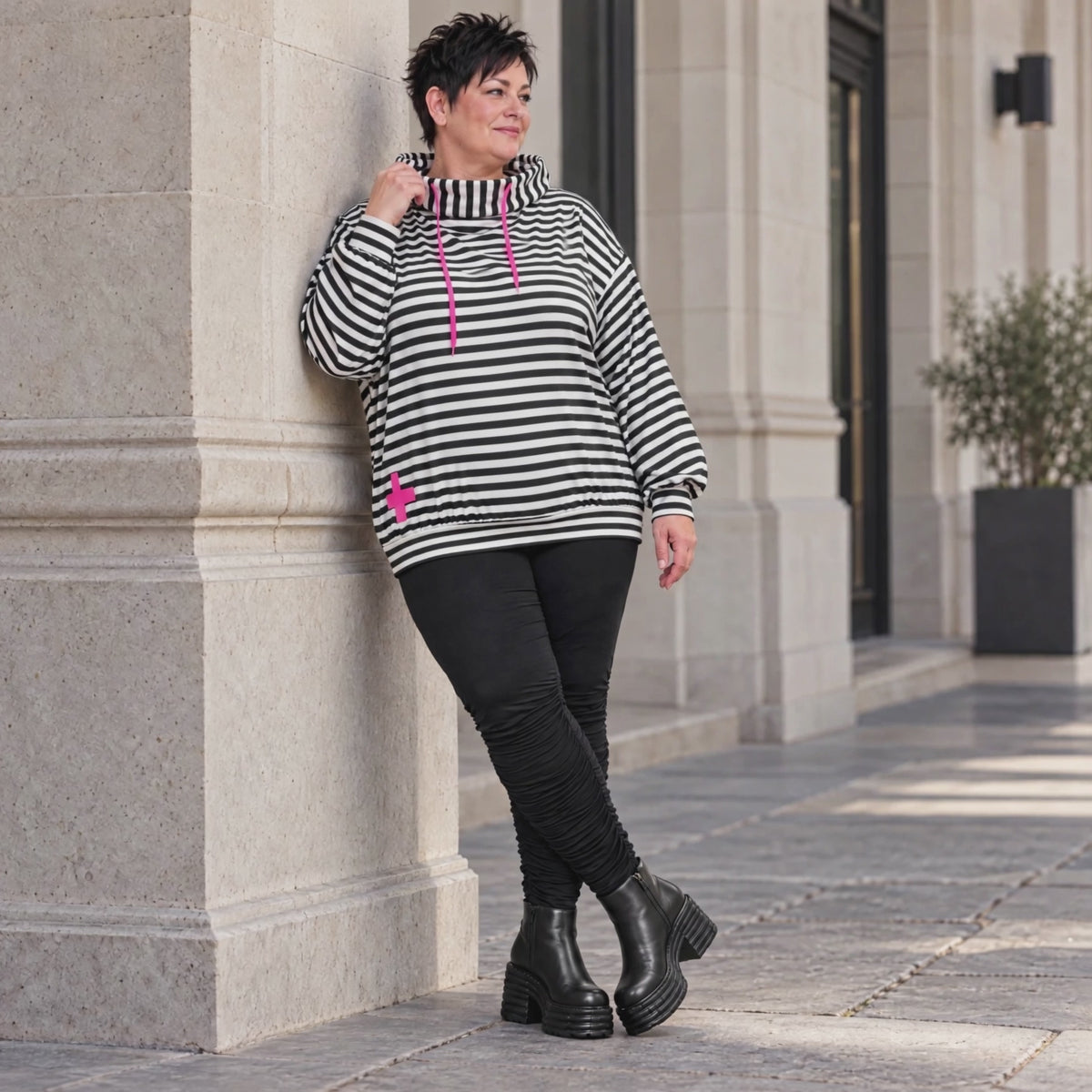 Gestreifter Hoody in Schwarz/Weiß/Pink aus weichem Stretchjersey mit Kapuze ungefüttert