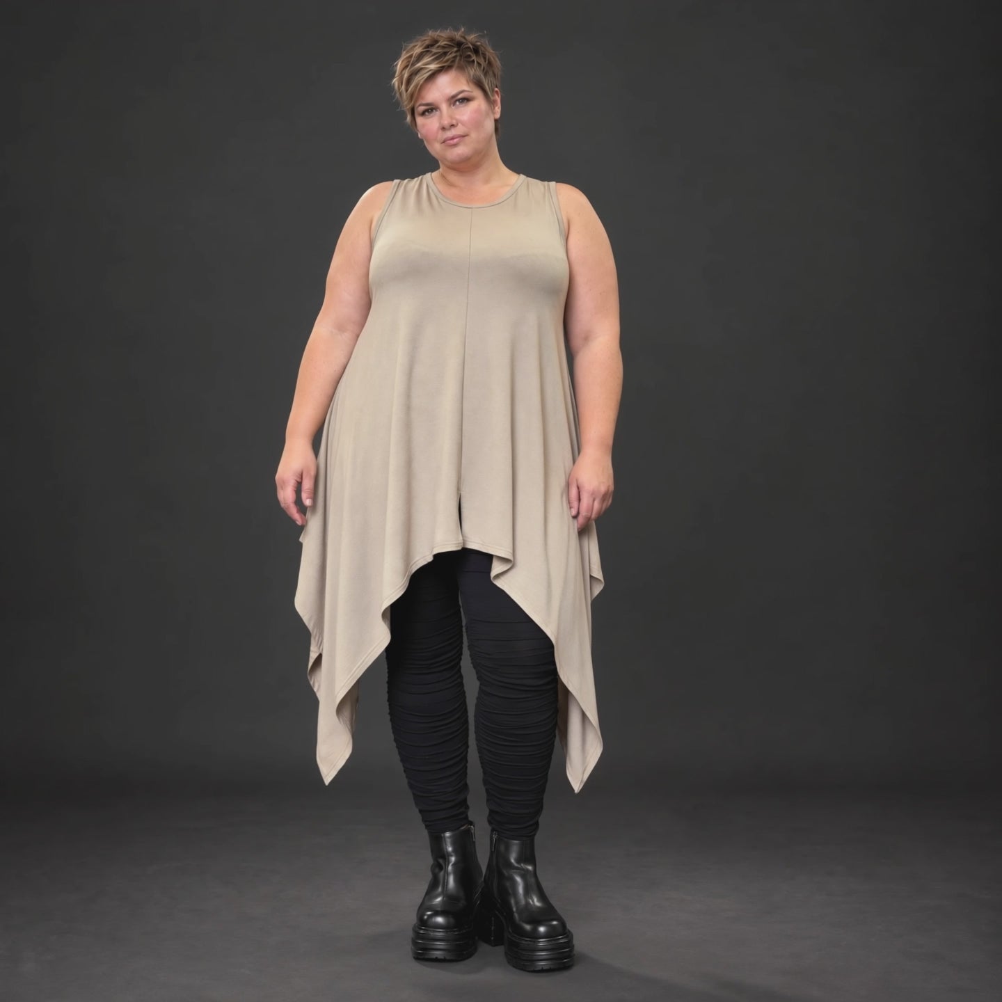 Ärmellose Tunika in Taupe aus weichem Modal Stretch mit lockerer A-Linie und Seitenspitzen