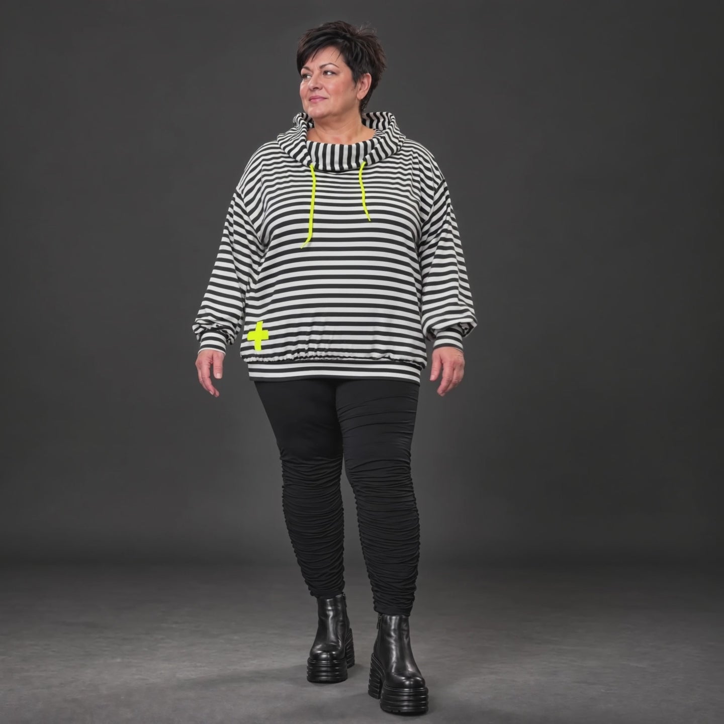 Kapuzenhoody aus Italien in Gelb/Schwarz/Weiß mit Streifendesign aus feinem Stretchjersey