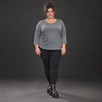 Weiches Shirt in Grau aus Stretchjersey mit gerundetem Schnitt und aufgesetzten Taschen