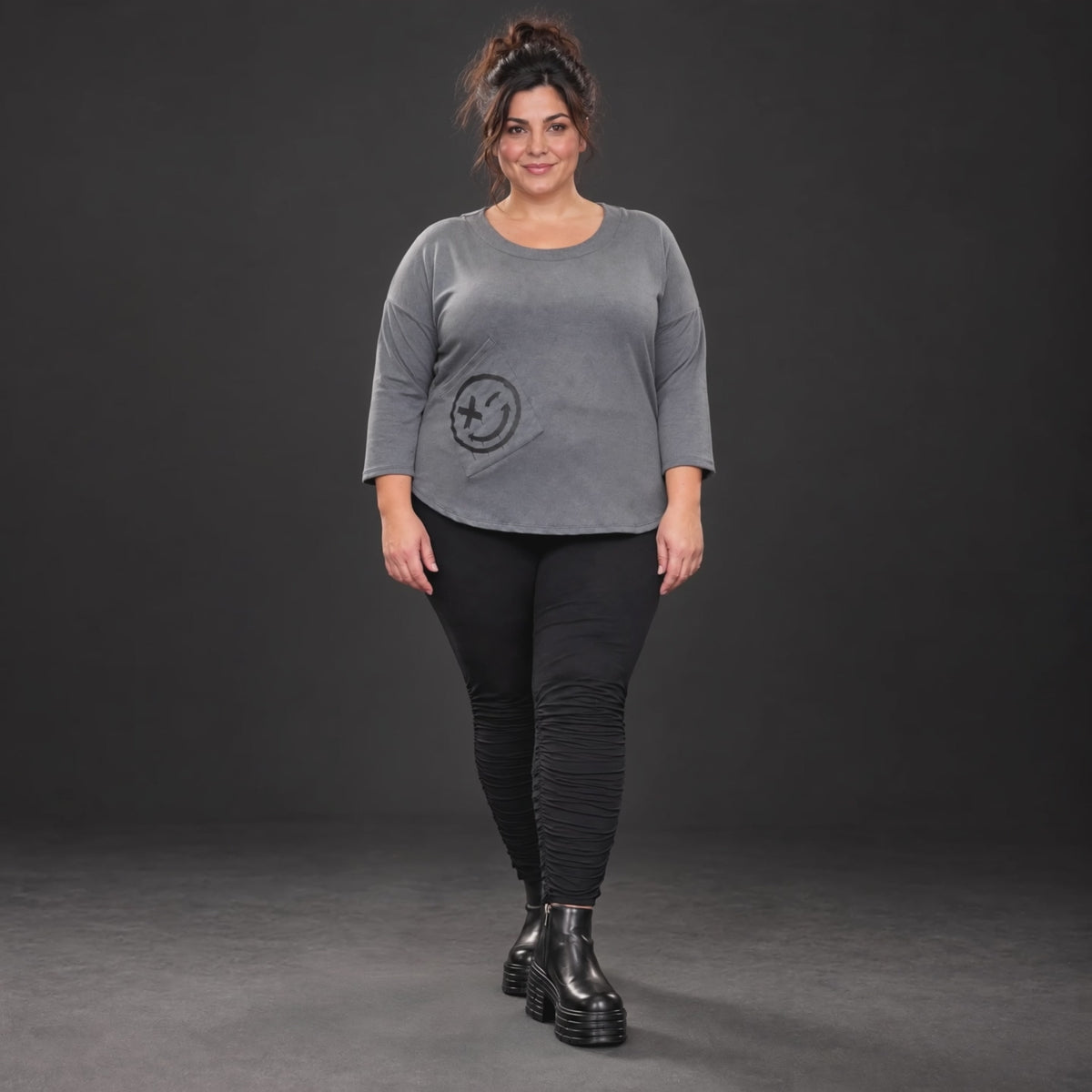 Weiches Shirt in Grau aus Stretchjersey mit gerundetem Schnitt und aufgesetzten Taschen