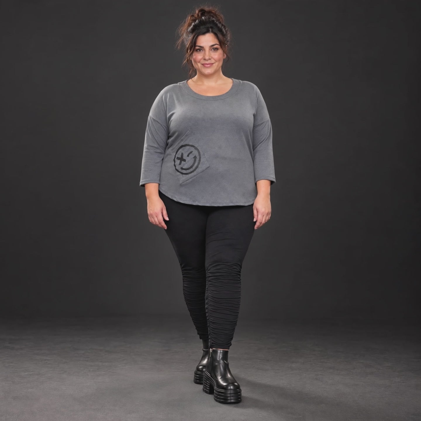 Weiches Shirt in Grau aus Stretchjersey mit gerundetem Schnitt und aufgesetzten Taschen