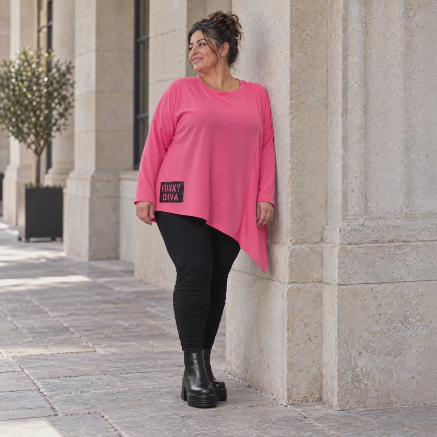 Langarmshirt in frischem Pink mit asymmetrischem Zipfelsaum aus weichem Stretchjersey