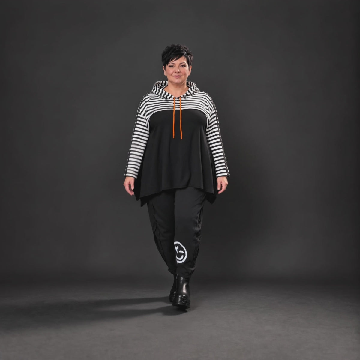 Kuscheliger Kapuzenüberwurf aus Stretchjersey mit Streifenmuster in Orange/Schwarz/Weiß