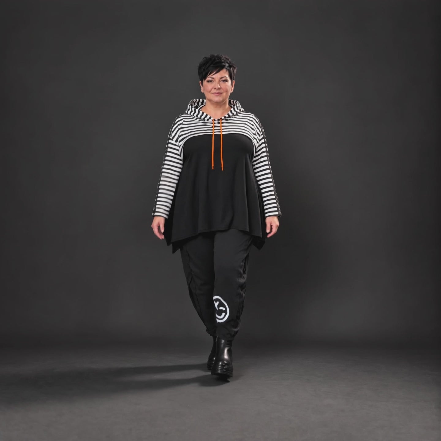 Kuscheliger Kapuzenüberwurf aus Stretchjersey mit Streifenmuster in Orange/Schwarz/Weiß