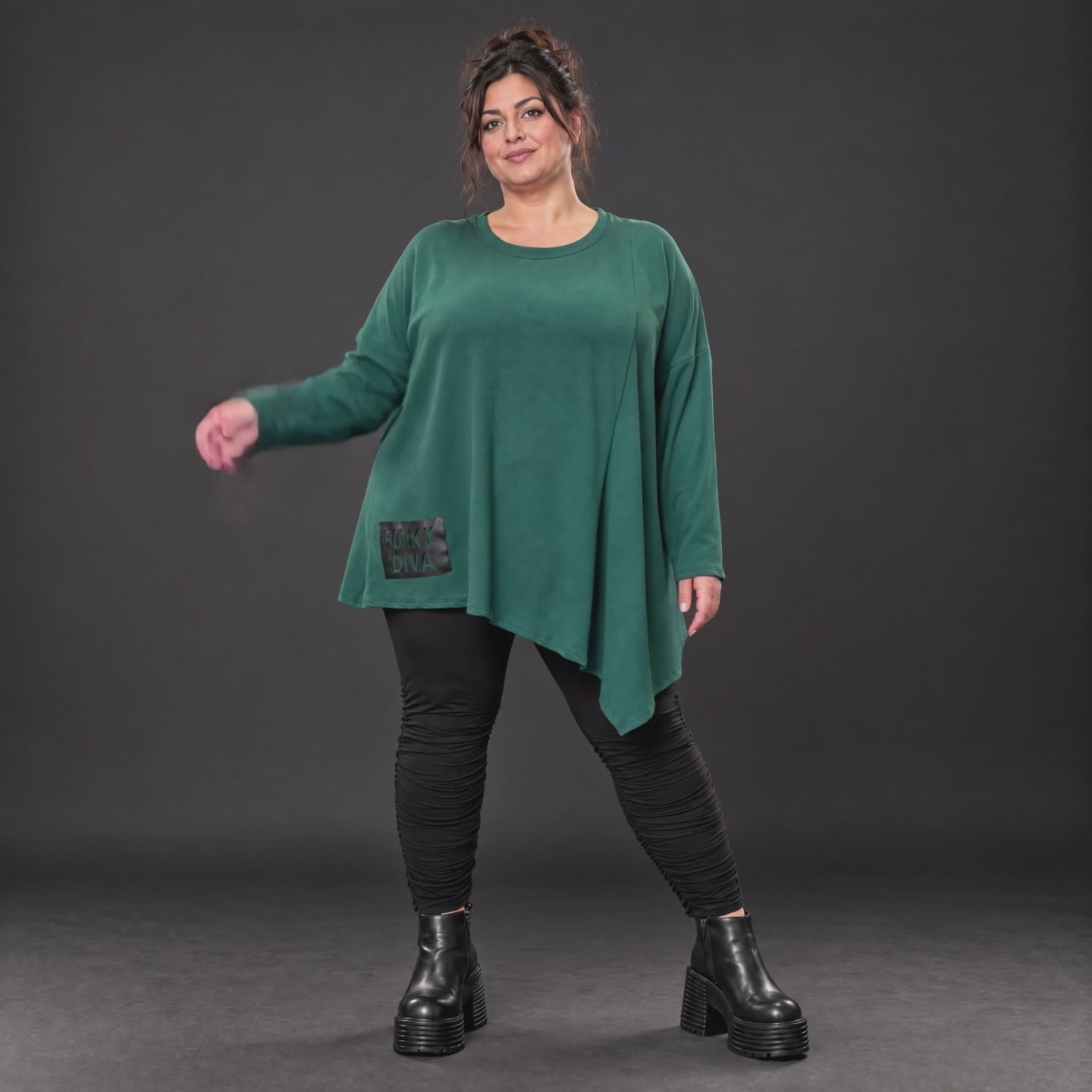 Langarmshirt in Dunkelgrün mit asymmetrischem Zipfelsaum aus feinem weichem Stretchjersey