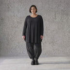 Langarmshirt in Glockenform aus Stretchjersey mit Rundhalsausschnitt und Nahttaschen