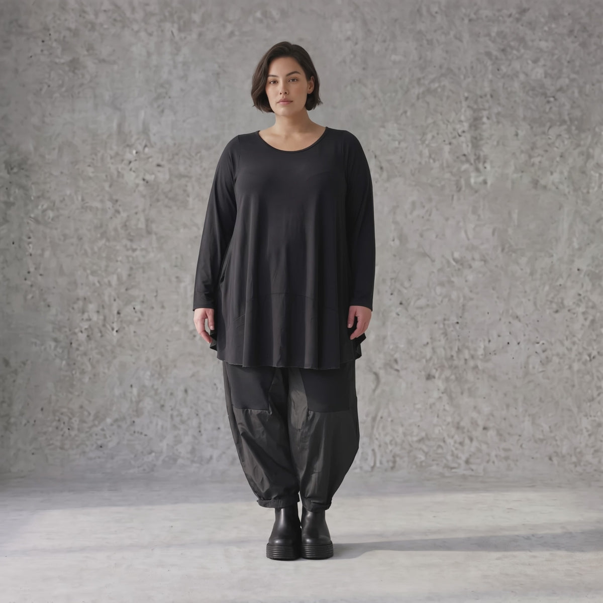 Langarmshirt in Glockenform aus Stretchjersey mit Rundhalsausschnitt und Nahttaschen