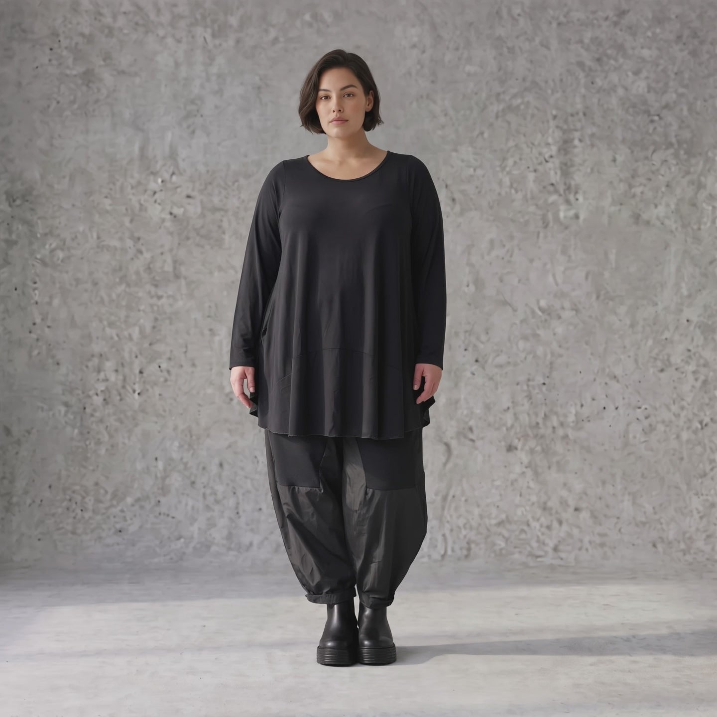Langarmshirt in Glockenform aus Stretchjersey mit Rundhalsausschnitt und Nahttaschen