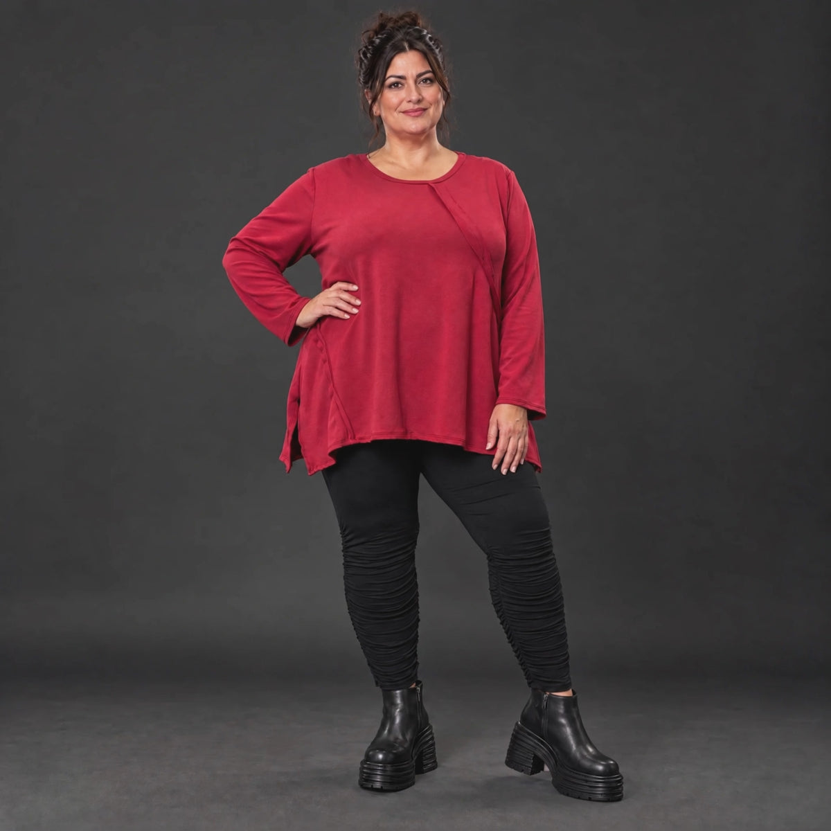 Rotes Langarmshirt mit fließender A-Linie aus weichem Stretchjersey gefertigt in Italien