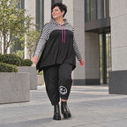 Gerader Kapuzenüberwurf aus weichem Stretchjersey in Schwarz/Weiß/Pink mit Streifenmuster