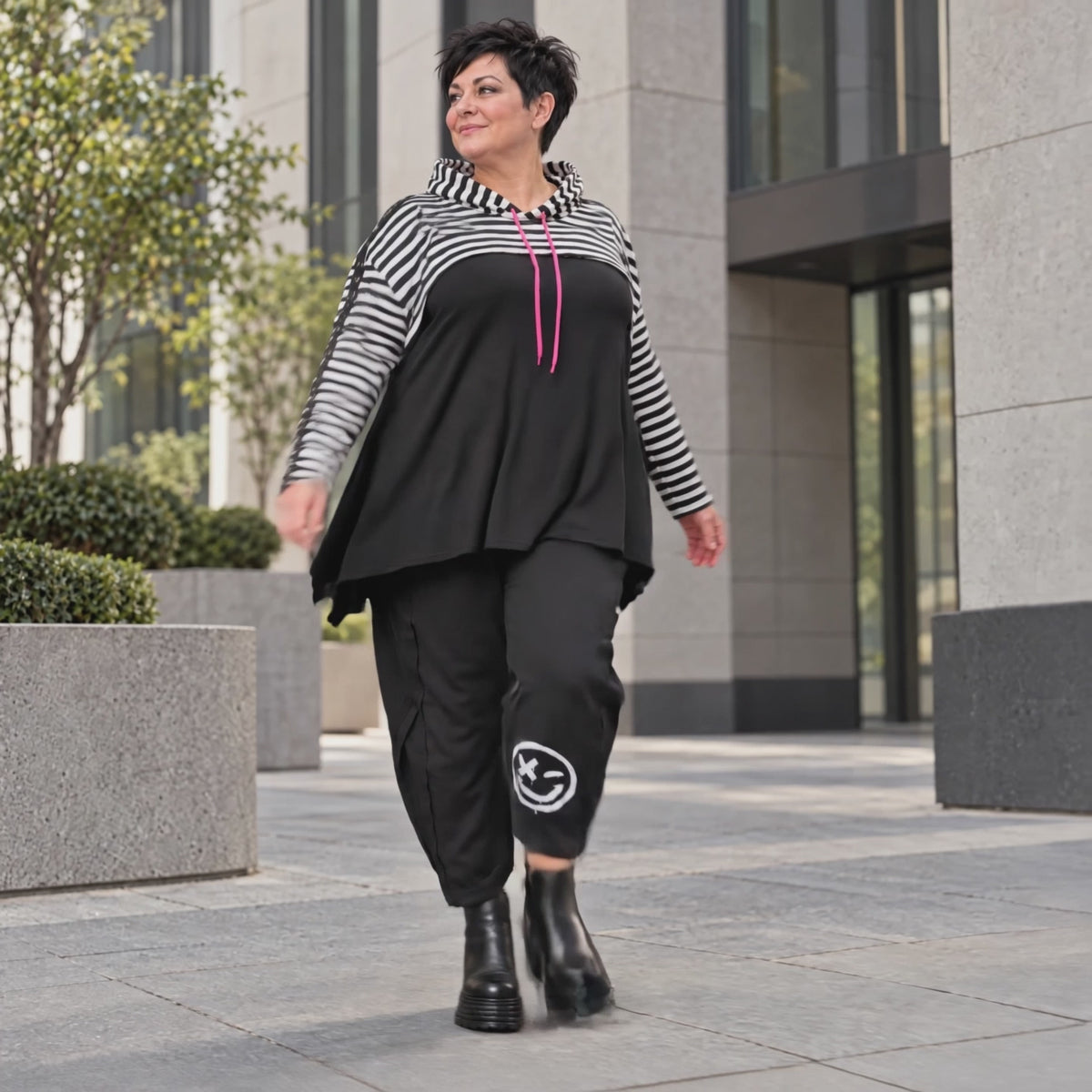 Gerader Kapuzenüberwurf aus weichem Stretchjersey in Schwarz/Weiß/Pink mit Streifenmuster