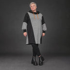Gestreiftes Jerseykleid in Orange/Schwarz/Weiß mit Rollkragen und Kapuze in gerader Form